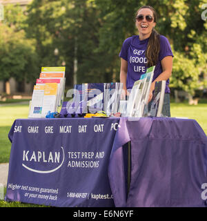 Columbus, Ohio, USA. Il 27 agosto, 2014. Katie Kemp di Kaplan pone alla tabella società durante la prima giornata regolare dei corsi presso la Ohio State University a Columbus, Ohio. Kaplan è un leader collegio ingresso exam company negli Stati Uniti. Credito: Brent Clark/Alamy Live News Foto Stock