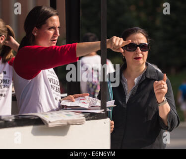 Columbus, Ohio, USA. Il 27 agosto, 2014. OSU Junior Armelle Desiso dell'ufficio della vita studentesca dà indicazioni per uno studente borsista durante la prima giornata regolare dei corsi presso la Ohio State University a Columbus, Ohio. Credito: Brent Clark/Alamy Live News Foto Stock