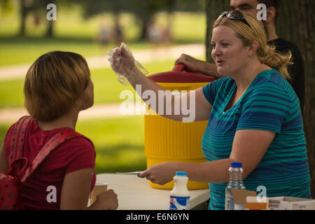 Columbus, Ohio, USA. Il 27 agosto, 2014. Jill Vogel di studente Christian Fellowship interagisce con uno studente durante la prima giornata regolare dei corsi presso la Ohio State University a Columbus, Ohio. Credito: Brent Clark/Alamy Live News Foto Stock