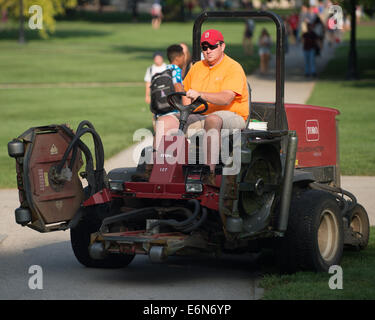 Columbus, Ohio, USA. Il 27 agosto, 2014. Columbus, Ohio, 27 Agosto, 2014 a motivi keeper aziona il suo trattore sulla ovale durante la prima giornata regolare dei corsi presso la Ohio State University a Columbus, Ohio. Credito: Brent Clark/Alamy Live News Foto Stock