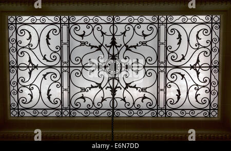 Dettaglio della finestra sul soffitto sopra la tromba delle scale, il Museo di Arti Decorative, Havana, Cuba Foto Stock