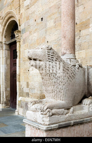 Lion al di fuori dell'entrata occidentale al Duomo, Piazza del Duomo, Parma, Emilia Romagna, Italia Foto Stock