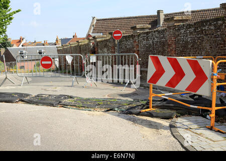 Strada chiusa le barriere e i sacchi di sabbia per le inondazioni in Rue Anguier du Peuple, St Valery sur Somme, Somme Picardia Francia Foto Stock