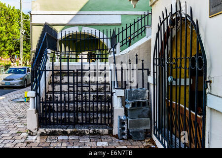 Scale dietro una cancellata in ferro battuto che conduce ad un portico su una casa in Frederiksted, St. Croix, U. S. Isole Vergini. USVI, U.S.V.I. Foto Stock