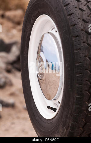 VW borchia riflettendo camping scena su una spiaggia. Foto Stock