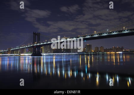 Sull'isola di Manhattan e Brooklyn Bridge nella notte estiva a New York. La foto è stata ripresa da Brooklyn di lato. Foto Stock