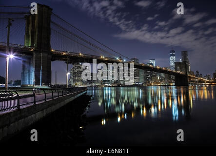 Sull'isola di Manhattan e Brooklyn Bridge nella notte estiva a New York. La foto è stata ripresa da Brooklyn di lato. Foto Stock