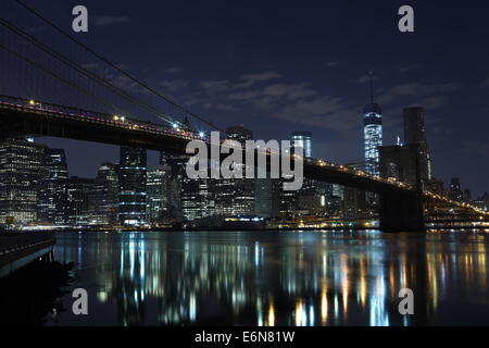 Sull'isola di Manhattan e Brooklyn Bridge nella notte estiva a New York. La foto è stata ripresa da Brooklyn di lato. Foto Stock