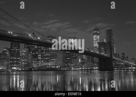 Sull'isola di Manhattan e Brooklyn Bridge nella notte estiva a New York. La foto è stata ripresa da Brooklyn di lato. Foto Stock