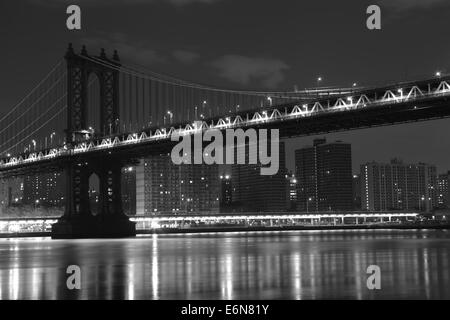 Sull'isola di Manhattan e Brooklyn Bridge nella notte estiva a New York. La foto è stata ripresa da Brooklyn di lato. Foto Stock