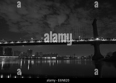 Sull'isola di Manhattan e Brooklyn Bridge nella notte estiva a New York. La foto è stata ripresa da Brooklyn di lato. Foto Stock