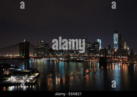 Sull'isola di Manhattan e Brooklyn Bridge nella notte estiva a New York. La foto è stata ripresa da Brooklyn di lato. Foto Stock