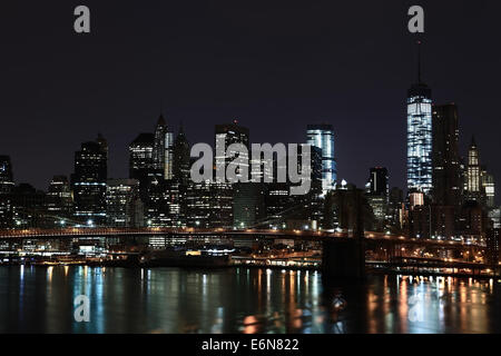 Sull'isola di Manhattan e Brooklyn Bridge nella notte estiva a New York. La foto è stata ripresa da Brooklyn di lato. Foto Stock