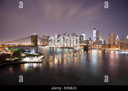 Sull'isola di Manhattan e Brooklyn Bridge nella notte estiva a New York. La foto è stata ripresa da Brooklyn di lato. Foto Stock