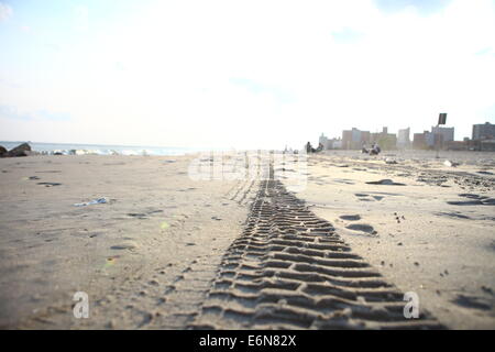 Orme nella sabbia sull'oceano Foto Stock