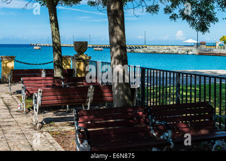 A waterfront area con posti a sedere vicino al molo di Frederiksted, un porto per navi da crociera in Frederiksted, St. Croix, U. S. Isole Vergini. Foto Stock