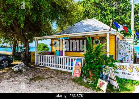 Un'isola business che approvvigiona a standup paddleboarders sulla spiaggia a nord di Frederiksted sul west end di St. Croix, U. S. Isole Vergini. USVI, Foto Stock