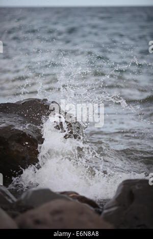 Le pietre e le onde dello oceano Foto Stock