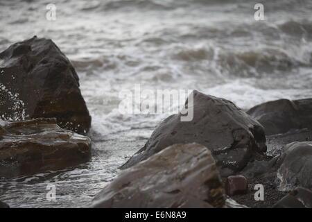 Le pietre e le onde dello oceano Foto Stock