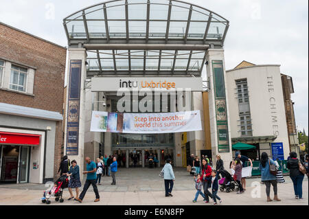 Londra, UK, 27 agosto 2014. Boris Johnson, attuale sindaco di Londra, sta cercando di diventare MP per Uxbridge e South Ruislip al prossimo anno di elezioni generali. Il sig. Johnson speranze per rappresentare la circoscrizione, la cui corrente MP, Sir John Randall, ha indicato che per lui non sarà in piedi per la rielezione al Tory sedile sicuro nella zona ovest di Londra. Nella foto : shoppers presso l'ex carillon shopping centre, ora noto come intu Uxbridge. Credito: Stephen Chung/Alamy Live News Foto Stock