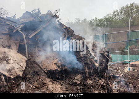 Marshgate, Swindon, Wiltshire, Regno Unito. Il 27 agosto 2014. Il cumulo di rifiuti al riciclaggio Averies che è stata a covare dal 21 luglio 2014 viene ora affrontata da vigili del fuoco da Swindon, Marlborough, Royal Wooton Bassett e altrove nel Wiltshire. Fotografia Credito: 2014 John Henshall / Alamy Live News. JMH6378 Foto Stock