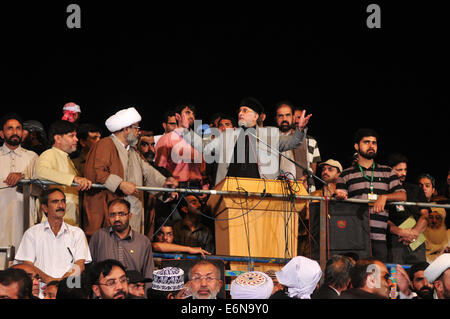 Islamabad, Pakistan. Il 27 agosto, 2014. Leader religiosi Tahir-ul-Qadri parla ai tifosi nel corso di un governo anti-protesta di fronte al palazzo del parlamento di Islamabad, la capitale del Pakistan, il 27 agosto, 2014. Primo Ministro pakistano Sharif Mercoledì ha riferito al Parlamento che le proteste di Islamabad ha gravemente colpito le attività economiche nel paese, sottolineando che il suo governo non permetterà a chiunque di far deragliare il sistema. Credito: Ahmad Kamal/Xinhua/Alamy Live News Foto Stock