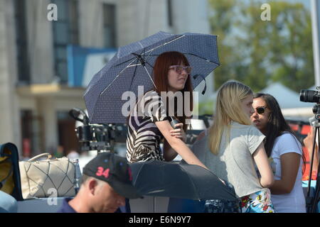 Venezia, Italia. Il 27 agosto, 2014. La gente in attesa per la cerimonia di apertura della settantunesima Venezia Festival Internazionale del Film sull'isola del Lido di Venezia, Italia, Agosto 27, 2014. Il festival del film ha dato dei calci a fuori il mercoledì. Credito: Liu Lihang/Xinhua/Alamy Live News Foto Stock