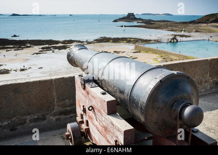 Cannone antico sulle pareti di Saint Malo, Bretagna Francia Foto Stock