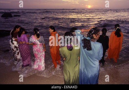 Donne che indossano sari indumento presso la riva del mare Laccadive o delle Laccadive mare in Rameswaram situato sull Isola di Pamban nel Tamil Nadu India del Sud Foto Stock