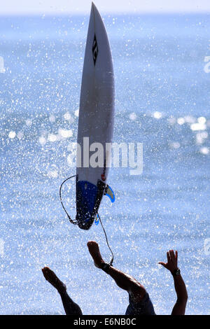 Malibu, California, USA. Il 27 agosto, 2014. Un surfista salviette fuori su un'onda in Malibu a Surfrider beach come grandi onde gonfiata dall uragano distanti Marie arriva a dalle spiagge della California del Sud. Credito: ZUMA Press, Inc./Alamy Live News Foto Stock