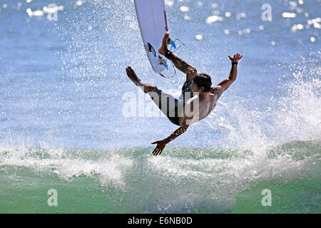 Malibu, California, USA. Il 27 agosto, 2014. Un surfista salviette fuori su un'onda in Malibu a Surfrider beach come grandi onde gonfiata dall uragano distanti Marie arriva a dalle spiagge della California del Sud. Credito: ZUMA Press, Inc./Alamy Live News Foto Stock