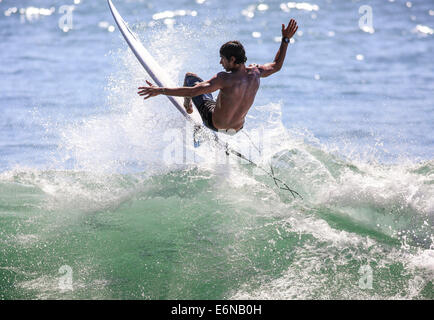 Malibu, California, USA. Il 27 agosto, 2014. Un surfista cavalca un onda in Malibu a Surfrider beach come grandi onde gonfiata dall uragano distanti Marie arriva a dalle spiagge della California del Sud. Credito: ZUMA Press, Inc./Alamy Live News Foto Stock