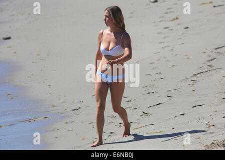 Malibu, California, USA. Il 27 agosto, 2014. Una donna guarda le onde in Malibu a Surfrider beach come grandi onde gonfiata dall uragano distanti Marie arriva a dalle spiagge della California del Sud. Credito: ZUMA Press, Inc./Alamy Live News Foto Stock