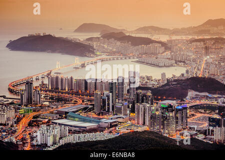 Skyline di Busan, Corea del Sud di notte. Foto Stock
