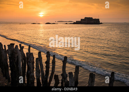 Francia, Ille et Vilaine, Costa Smeralda, Saint Malo, il tramonto dai bastioni, Brittany, Francia Foto Stock