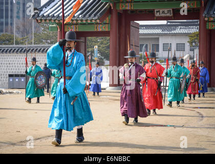 Cambio della guardia reale presso il Palazzo Gyeongbokgung a Seul, in Corea del Sud. Foto Stock