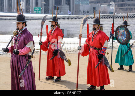 Cambio della guardia reale presso il Palazzo Gyeongbokgung a Seul, in Corea del Sud. Foto Stock