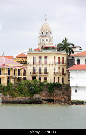 Vista della Città di Panama il Casco Antiguo preso dalla cinta Costera III area che mostra la edifici coloniali da un punto sul mare Foto Stock