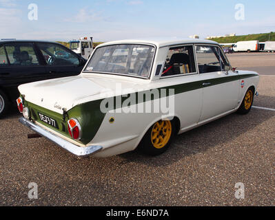 La Ford Lotus Cortina del 1965 è un'auto d'epoca, rinomata per le sue prestazioni nelle corse e il suo design distintivo. Il veicolo unisce stile e funzionalità, grazie alla sua potente tecnologia e al telaio leggero per una maggiore velocità e manovrabilità. Foto Stock