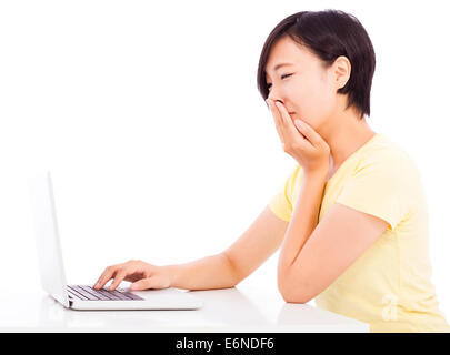 Il pianto della donna di fronte a un computer portatile, isolato su sfondo bianco Foto Stock