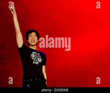 Rongxian cinese di Guangxi Zhuang Regione autonoma. Il 27 agosto, 2014. Il cantante Leehom Wang si esibisce in uno spettacolo di varietà di Nanfang "sesamo nero incolla' festival culturale nella contea di Rongxian, sud della Cina di Guangxi Zhuang Regione autonoma, Agosto 27, 2014. © Chen Jianli/Xinhua/Alamy Live News Foto Stock