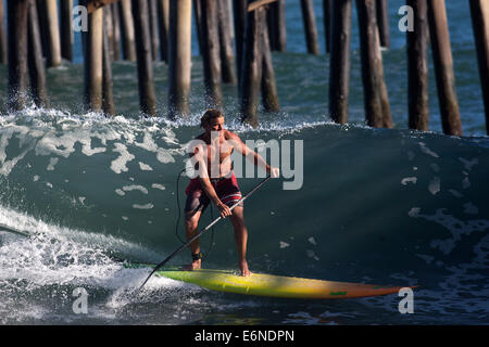 Malibu, California, USA. Il 27 agosto, 2014. Professional surfista Laird Hamilton surf al molo Malibu Surfrider beach come grandi onde gonfiata dall uragano distanti Marie arriva a dalle spiagge della California del Sud. © Jonathan Alcorn/ZUMA filo/Alamy Live News Foto Stock