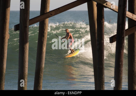 Malibu, California, USA. Il 27 agosto, 2014. Professional surfista Laird Hamilton spara il molo Malibu Surfrider beach come grandi onde gonfiata dall uragano distanti Marie arriva a dalle spiagge della California del Sud. © Jonathan Alcorn/ZUMA filo/Alamy Live News Foto Stock