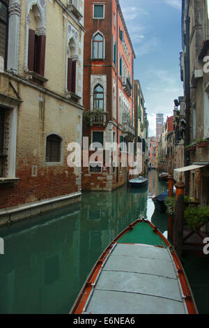 Lungo i canali di Venezia Foto Stock