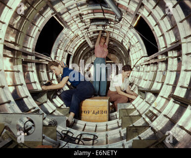 Le donne lavoratrici installazione infissi e gruppi di coda di una sezione di fusoliera di un B-17 bombardiere presso la Douglas Aircraft Company impianto, Long Beach, California Meglio noto come "Flying Fortress", il B-17F è un modello più recente del B-17, che si distingue in azione nel Pacifico del sud, in Germania e in altri paesi. Si tratta di un lungo intervallo, altitudine, bombardiere pesante, con un equipaggio composto da sette a nove uomini e con armamento sufficiente a difendersi sulle missioni di luce diurna, Ottobre 1942 Foto Stock