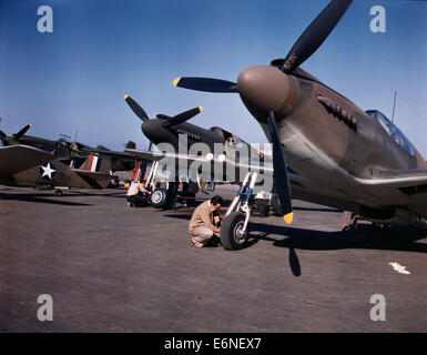 P-51 ('Mustang') aerei da combattimento in fase di preparazione per la prova di volo presso il campo di North American Aviation, Inc., impianti a Inglewood, California, 1942 Foto Stock