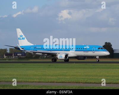 PH-EZC KLM Cityhopper Embraer ERJ-190STD (ERJ-190-100) - CN 19000250, 11AUG2014, in atterraggio a Schiphol (AMS - EHAM), Paesi Bassi Foto Stock