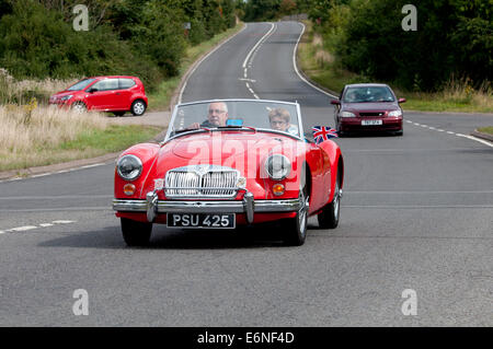 MGA auto su Fosse Way road, Warwickshire, Regno Unito Foto Stock