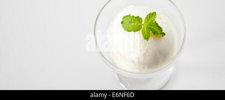 Gelato dessert con guarnire, su crepes Foto Stock