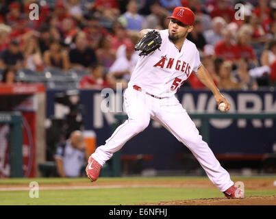 Anaheim, CA, cioè Stati Uniti d'America. Il 27 agosto, 2014. 27 agosto 2014: Miami Marlins e Los Angeles gli angeli di Anaheim, Angel Stadium di Anaheim, CA. Hector Santiago #53 rende l'inizio per gli angeli. Credito: Pietro Joneleit/ZUMA filo/ZUMAPRESS.com/Alamy Live News Foto Stock